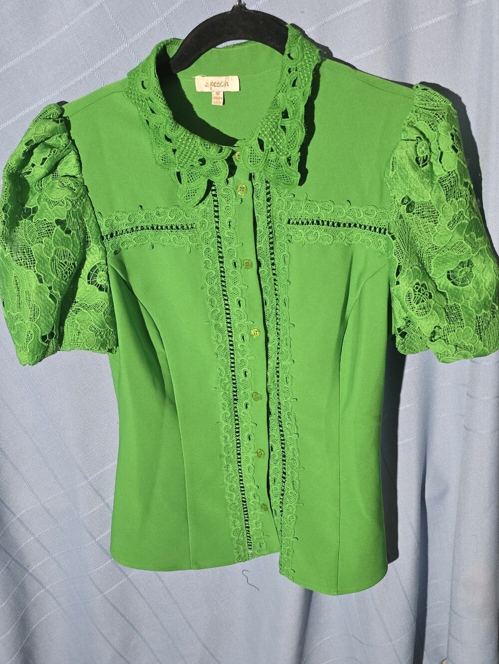 A Peach Bright Green Women's Lace Sleeve Button-Front Blouse